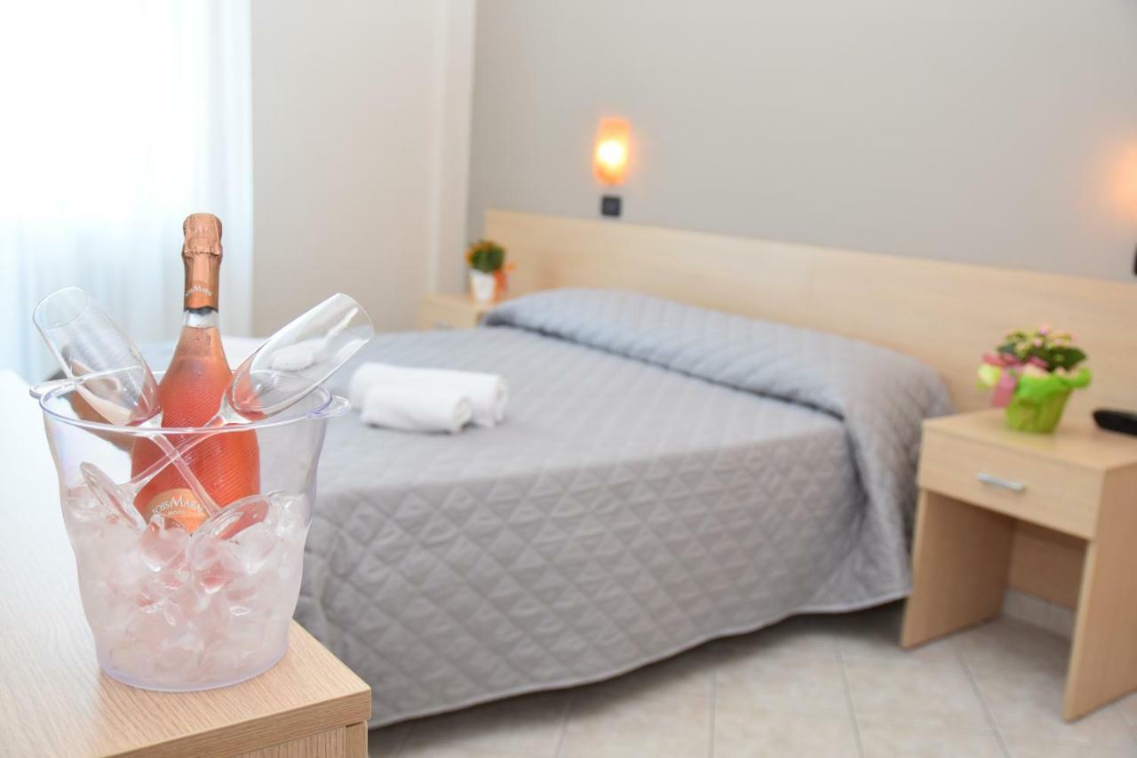 Hotel Excelsior Montesilvano Marina Екстериор снимка
